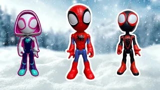 Spiderman Toys have a Snow Day!