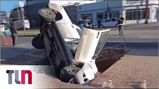 Así cayó una camioneta en un pozo profundo de una avenida en Rosario