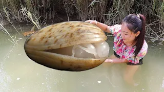 🔥🔥The girl found a giant clam in the river, and inside it was a shining treasure