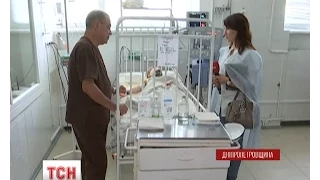 У Дніпропетровську медики борються за життя трирічної дитини, що випала з четвертого поверху