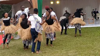 This  Bafumbira dance will make you think like...? watch till the end