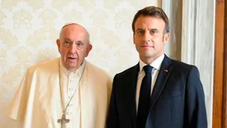 Emmanuel Macron à la messe du pape François : une atteinte à la laïcité pour LFI