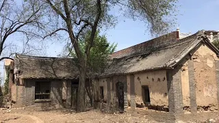 A kind man helps his elderly grandfather renovate his old house in the countryside 1