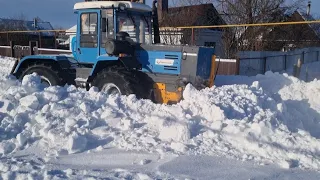 Чистка снега 2024 на ХТЗ 17221,ну или уборка снега на Т 150. Будни тракториста. Деревенская жизнь.