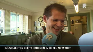 Musicalster René van Kooten leert scheren in Hotel New York