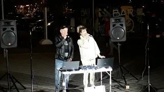 "Неделимы" (Artik & Asti cover). Уличные музыканты в Анапе.