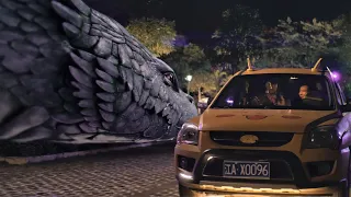 The Great Snake has broken into the city!The taxi was attacked by a big snake!