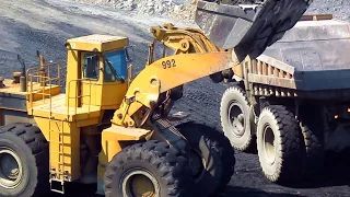 Caterpillar 992C Loading 777A's