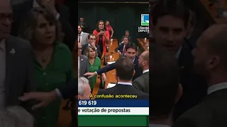 EDUARDO BOLSONARO PARTE PARA CIMA DE DEPUTADO PETISTA POR CONTA DE FACADA NO EX-PRESIDENTE