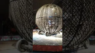 circo medrano στο κλουβί με τις μηχανές part1