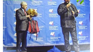 Ямальский омбудсмен получил награду из рук Стивена Сигала