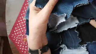 Покрывало из джинсовых тканей в технике потрепаный квилт.