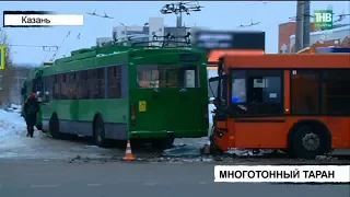 На Сахарова столкнулись автобус и троллейбус - три человека оказались в больнице | ТНВ