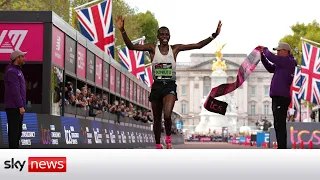 Over 40,000 runners tackle the London Marathon