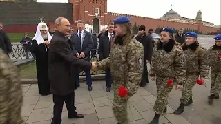 Путин и представители конфессий возложили цветы к памятнику Минину и Пожарскому