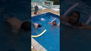 Na Piscina Depois de Comer