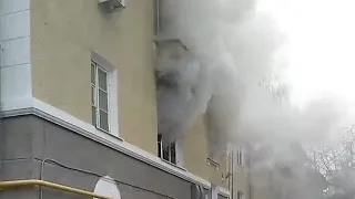 Огнеборцы спасают людей по автолестнице. Real video