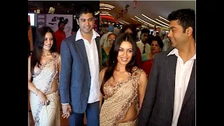 Mahima Chaudhary with then husband Bobby Mukherjee holding hands and attending a movie premiere