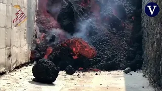 Una colada de siete metros avanza entre plataneras en La Palma