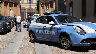 Non si fermano all'alt della Polizia, a Pavia scatta l'inseguimento: poi lo schianto in centro