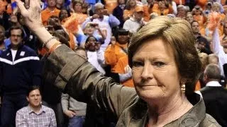 CBS Evening News with Scott Pelley - Pat Summitt steps down as Tennessee coach