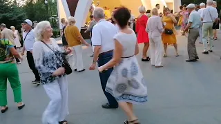 Река любви Танцы в парке Горького Харьков Август 2021