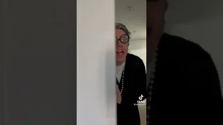 cuándo ves una serie con tu abuela tik tok de@animalize21