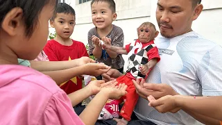 Bibi gives a small gift to children but contains a lot of love!