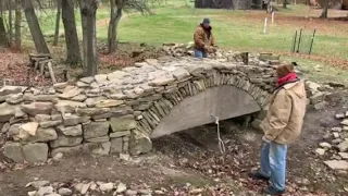 Dry stone bridge dropping the form