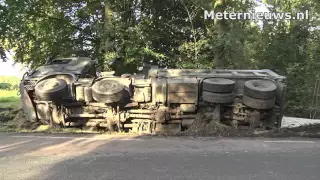 Militaire vrachtwagen de sloot in in Papenvoort