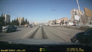 Омск 25 02 2017  Опасные маневры фургона в962ух38 по встречке на Красном пути