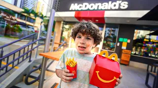 LEVEI O MUDINHO PARA COMER MC PELA PRIMEIRA VEZ! 😍