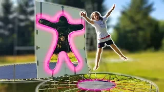 Wir springen durch UNMÖGLICHE FORMEN! (Trampolin Challenge)