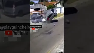 homem ejetado para fora do veículo após capotament0