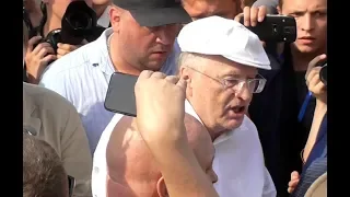 Жириновский уносит ноги с акции протеста против пенсионной реформы 09.09.2018.