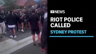 Riot police called as protesters clash at Mark Latham campaign speech | ABC News