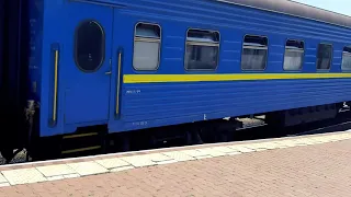 2ТЭ10Ут прибывает с пассажиским поездом Херсон - Львов на вокзал Николаев