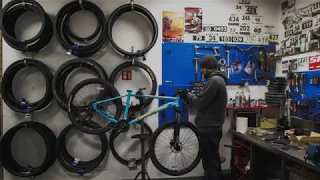 Whyte Bikes 604 service unboxing timelapse