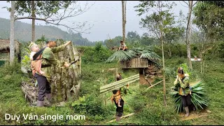 Single mother went to the forest to cut trees to make a chicken coop