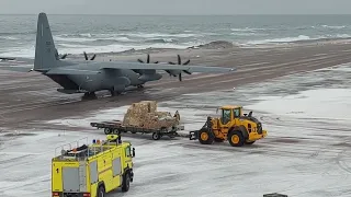 Lossing og lasting av fly, på Jan Mayen.