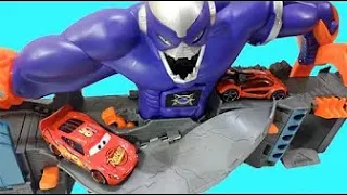 Hot Wheels Flip N Go Beast Bash City Monster Cars Attack Playset Review Lightning McQueen