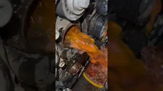 How to remove the water pump and the crankshaft seal In  Volkswagen Touareg
