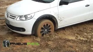 Carro atolado no barro