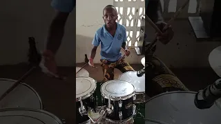 apprendre un rythme envoûtant sur la batterie (drum)