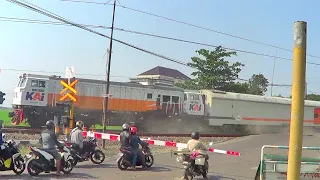 [9 MENIT] KOMPILASI Kereta Argo Bromo Anggrek Ngebut di 5 Perlintasan Kereta Api