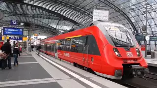 Züge am Hauptbahnhof Berlin (S-Bahn - DB-Bahn)