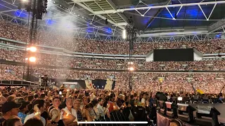 COLDPLAY live at Wembley Stadium 13/08/22 Yellow Chris instructs the crowd to sing the ending