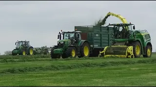 Silage 2022 - Chasing the Rake! - Rowing up & Lifting Grass with John Deere 8400i & John Deere 6Rs