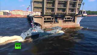 Парад ВМФ.  Катер врезался в опору моста на параде в Петербурге.