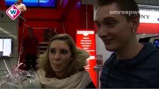 Ik ben toch niet gek! Man uit Alphen vraagt zijn vriendin ten huwelijk midden in de MediaMarkt